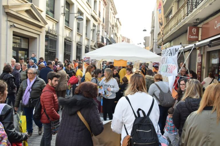 La pluja del matí no aigualeix la Diada de Sant Jordi