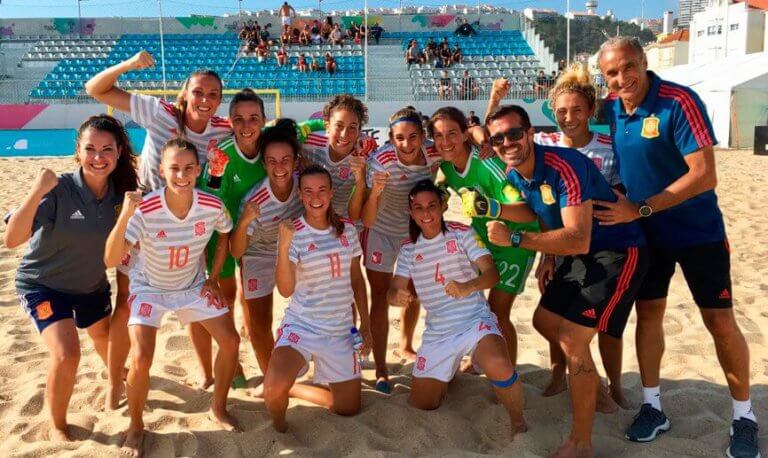 Carla Morera es penja la medalla de plata a la Euro amb la selecció espanyola de futbol platja