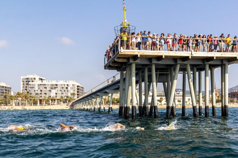 320 nedadors i nedadores participen a la 69a Travessia Nedant de Badalona