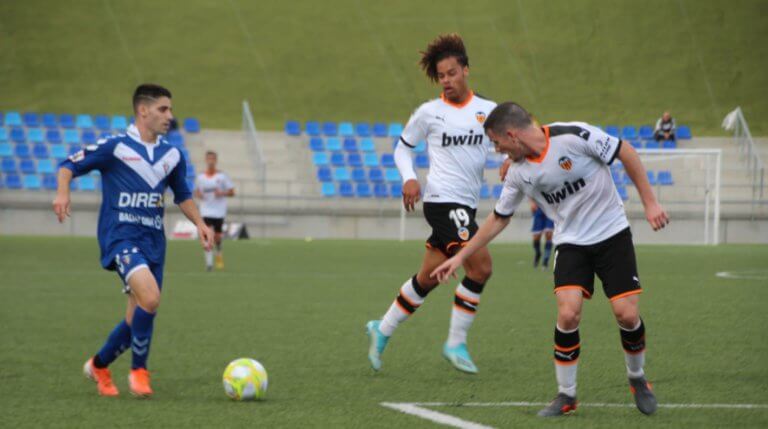 El Badalona torna a perdre (1-2) i Pons penja d’un fil