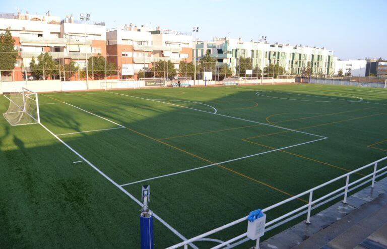 La gespa artificial dels camps de futbol es podrà mantenir 2 anys més
