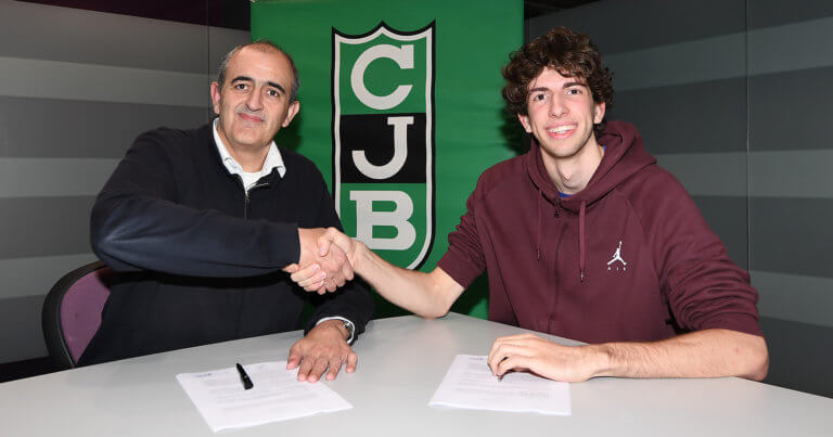 El júnior Adrià Domènech, verd-i-negre fins al 2025