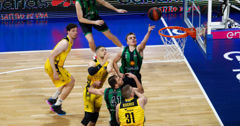 Marcelinho Huertas enfonsa una Penya de dues cares (96-90)