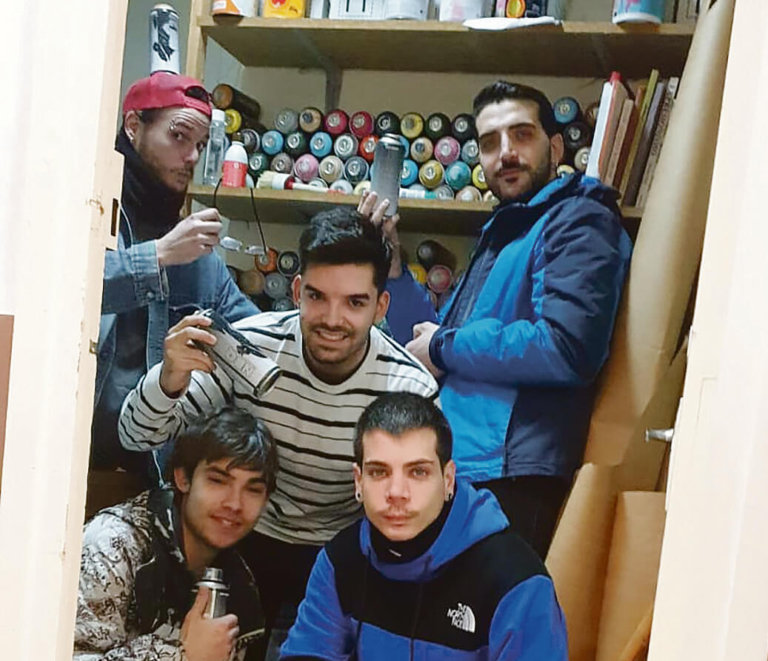 Artistes urbans pinten grafitis a La Salut amb una funció social