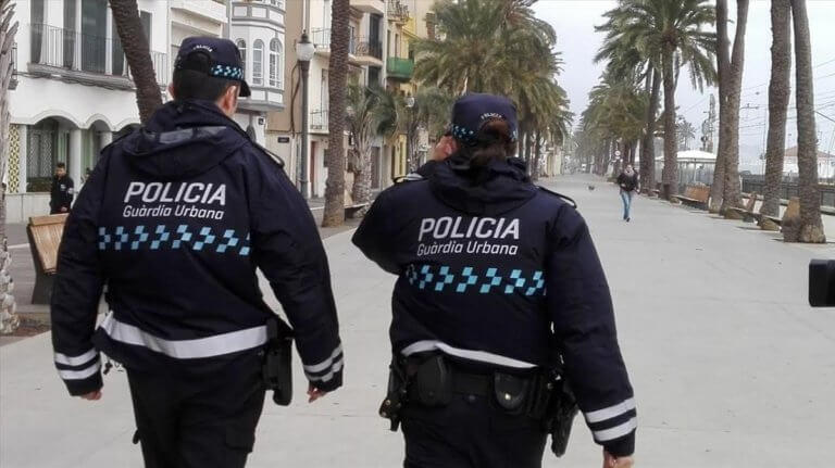 La Guàrdia Urbana de Badalona vigila les zones més concorregudes per informar sobre les recomanacions sanitàries