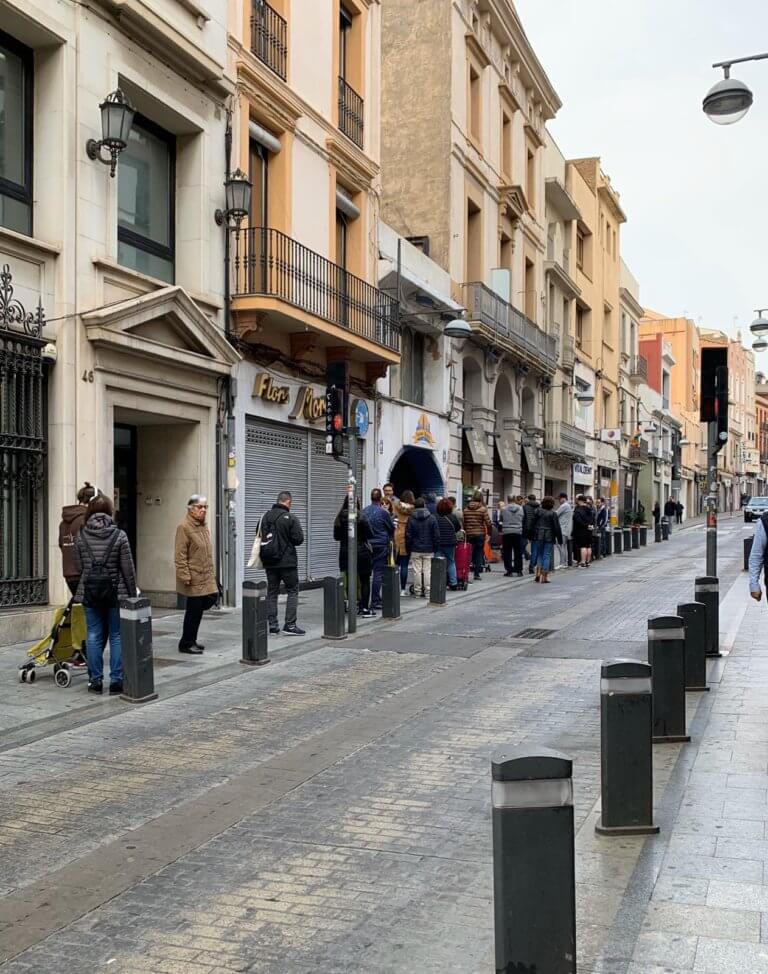 Supermercats amb límit d’aforament i llargues cues