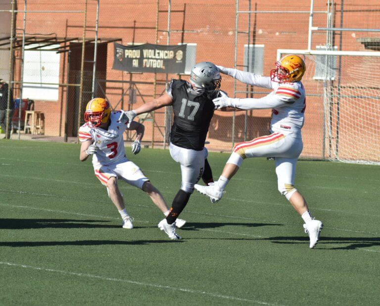 Els jugadors estrangers dels Badalona Dracs marxen als seus països, a l’espera de saber com quedarà la competició