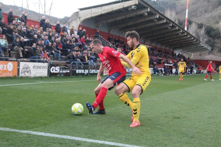 Cruel derrota del Badalona a Olot (2-0)