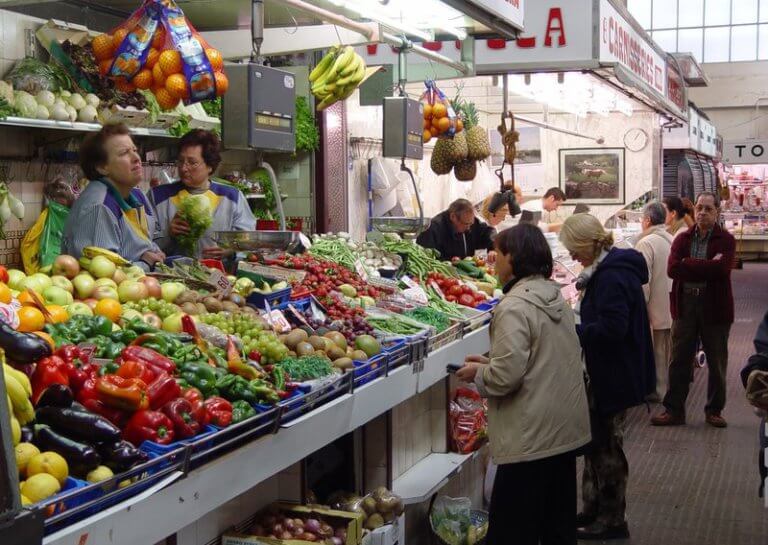 L’Ajuntament entrega tiquets menjador per gastar en els mercats municipals a les famílies vulnerables amb infants de la ciutat