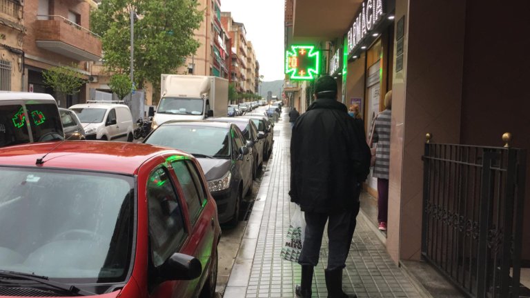Col·lapse a les farmàcies de Badalona pel lliurament de mascaretes gratuïtes