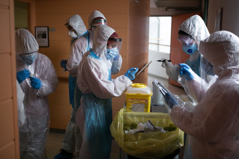 Voluntaris d’Open Arms realitzen tests de COVID-19 a residències d’ancians