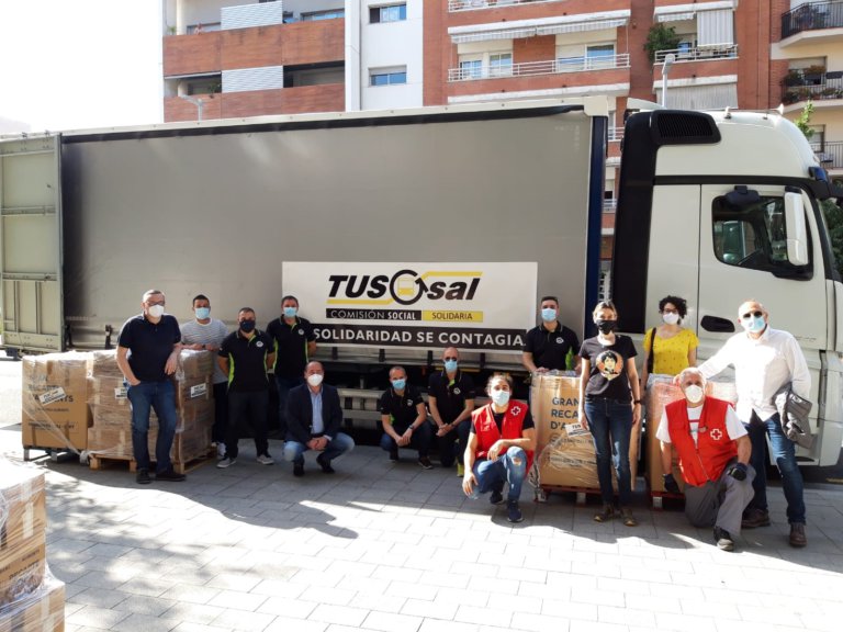La plantilla de TUSGSAL lliura avui 12 tones de productes de primera necessitat a Amics del Gorg Mar de Badalona