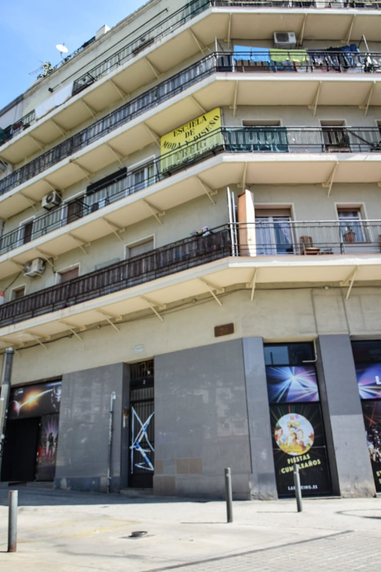 12 pisos desallotjats a la plaça Enginyer Deulofeu pel col·lapse de les bigues mestres