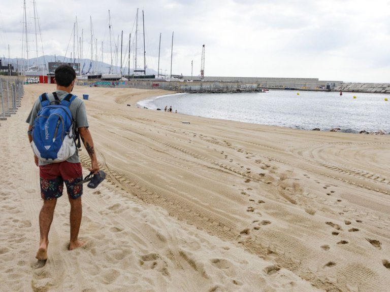 Ja es pot passejar amb els animals domèstics a les platges de Badalona