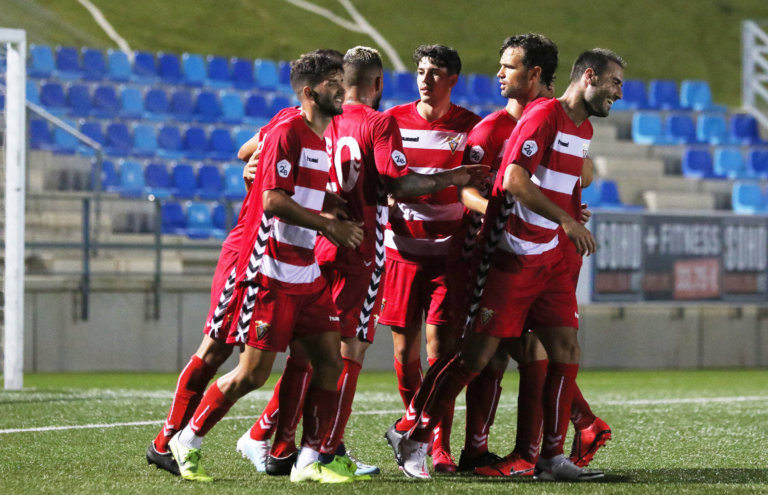 El Badalona mostra la seva versió de Segona B (2-0)