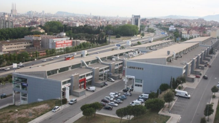 La Guàrdia Urbana dissol un macrobotelló amb 400 persones a Badalona