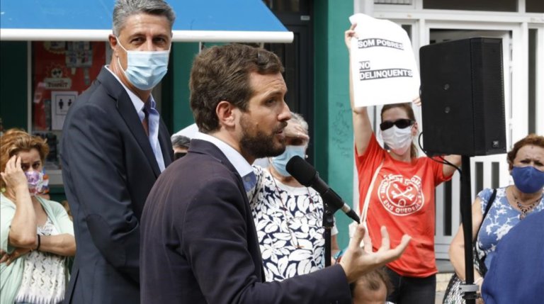 Pablo Casado visita un bloc de pisos de La Salut per insistir en el seu pla contra les ocupacions