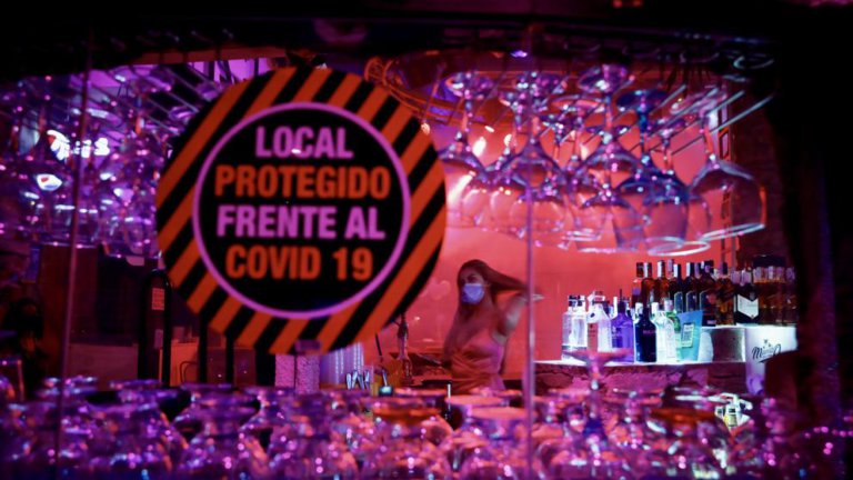 Les discoteques podran obrir, posar música i copes, però no deixaran ballar