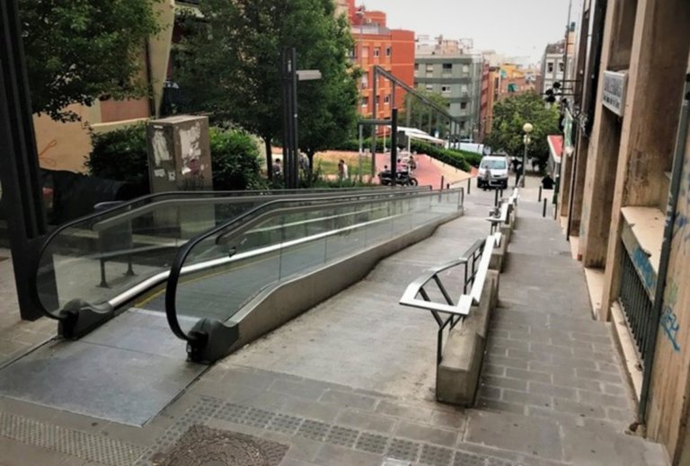 Les rampes mecàniques del carrer de Cuba del barri de Sant Crist tornen a funcionar