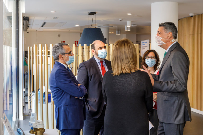 L’alcalde de Badalona visita la nova oficina d’atenció al client d’Aigües de Barcelona