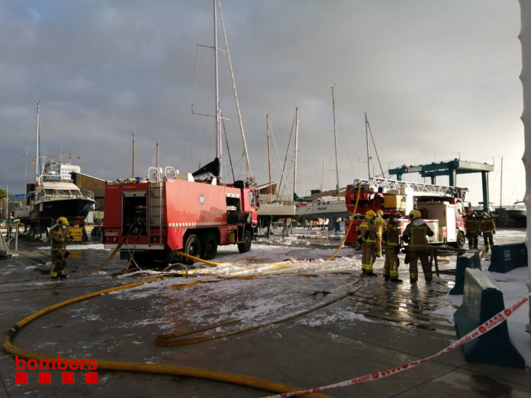 Els Bombers extingeixen el foc d’un vaixell al Port de Badalona