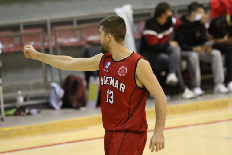 L’Ademar s’emporta el derbi de La Plana davant el Badalonès i suma la primera com a ‘local’ (79-90)