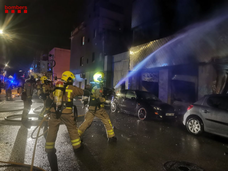 Al menys 2 morts i 17 ferits en l’incendi de la nau industrial ocupada del carrer Guifré