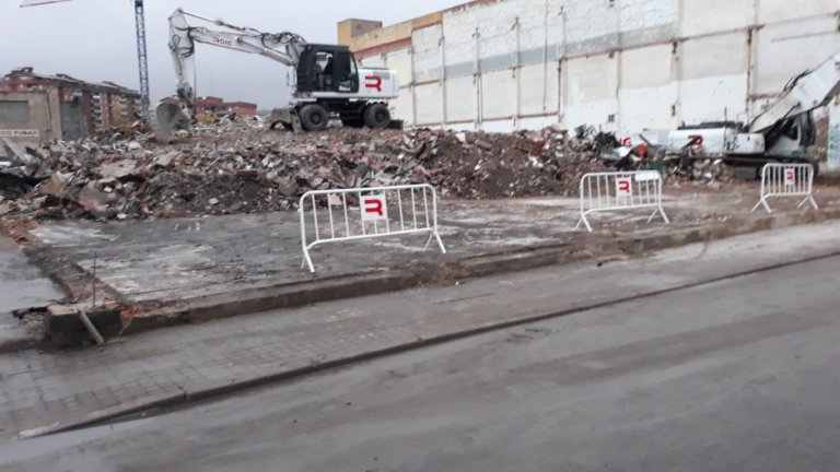 Finalitzen els treballs d’enderrocament de la nau sinistrada del carrer de Guifré