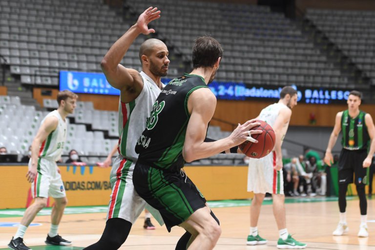 Victòria, intensitat i la primera posició a un pas (84-77)