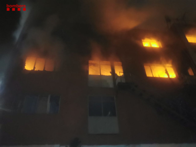 L’incendi del carrer Guifré baixa d’intensitat, però continua sense estar controlat