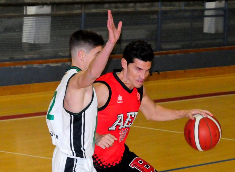 La Penya B s’emporta un derbi ajustat davant el Badalonès (75-77)