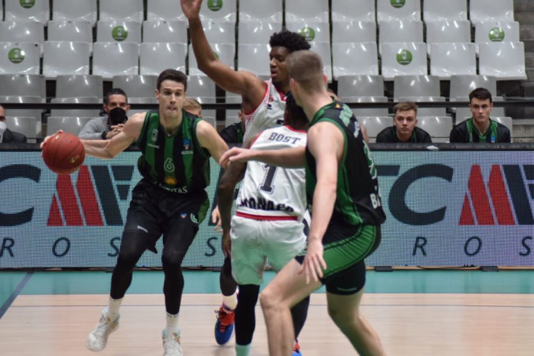 La Penya torna a exhibir el seu glamour a Europa (79-72)