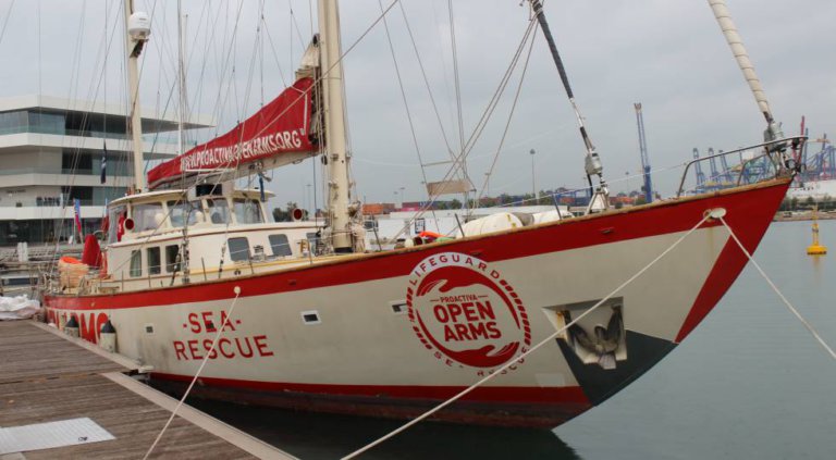 Open Arms atraca a Badalona després de rescatar a 45 migrants