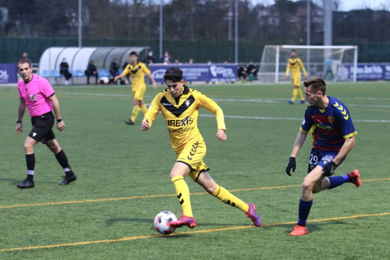 Els pals aturen el Badalona a Llagostera (2-2)