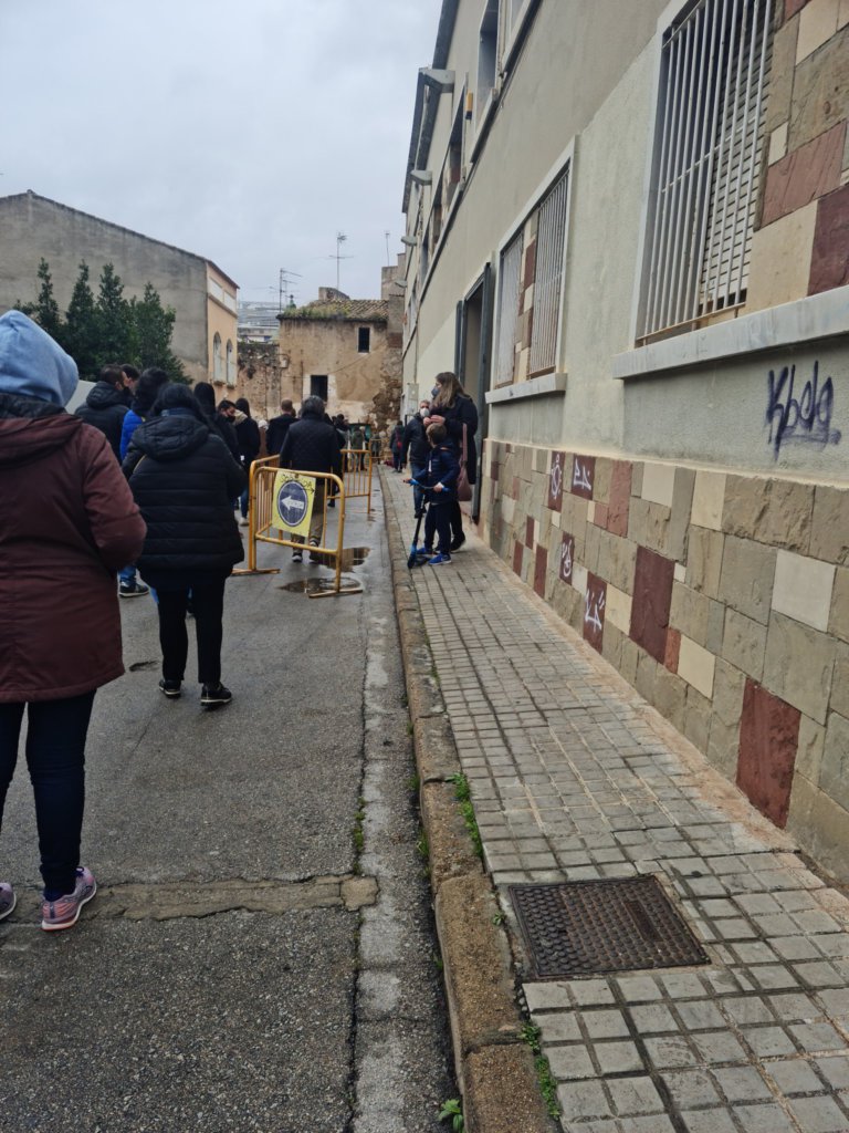Llargues cues per poder votar aquest 14F