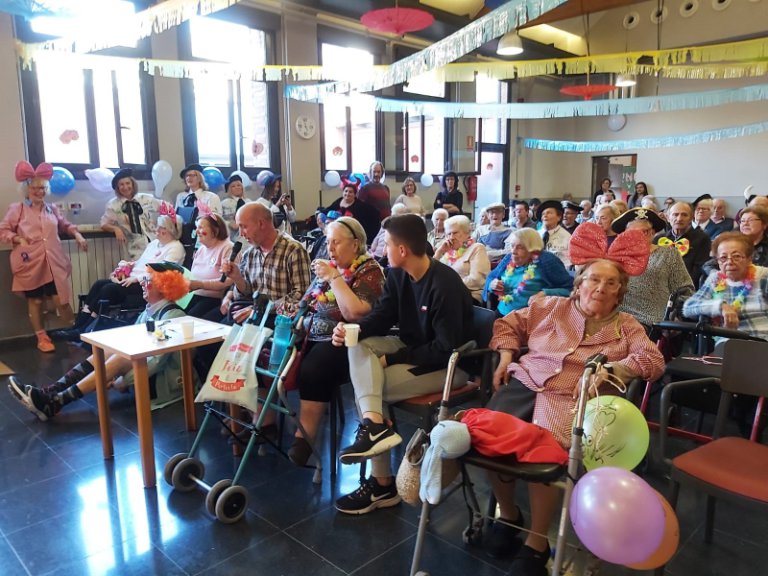 Badalona convida a la gent gran a celebrar el carnestoltes a través de les xarxes socials