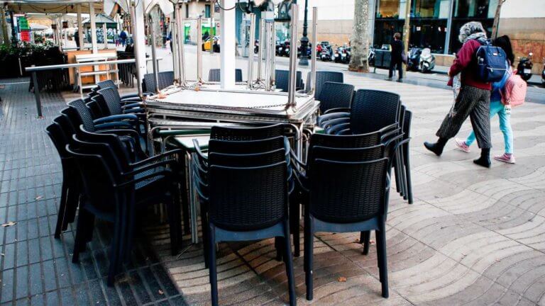 Bars i restaurants obriran una hora més pel matí i al migdia i el confinament passa a ser comarcal