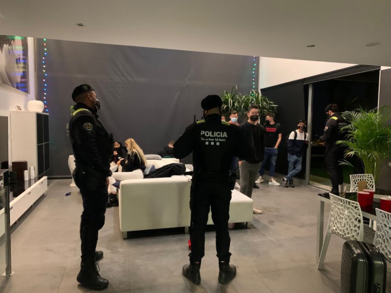 La Guàrdia Urbana desmantella una  festa de més de 50 persones a Mas Ram