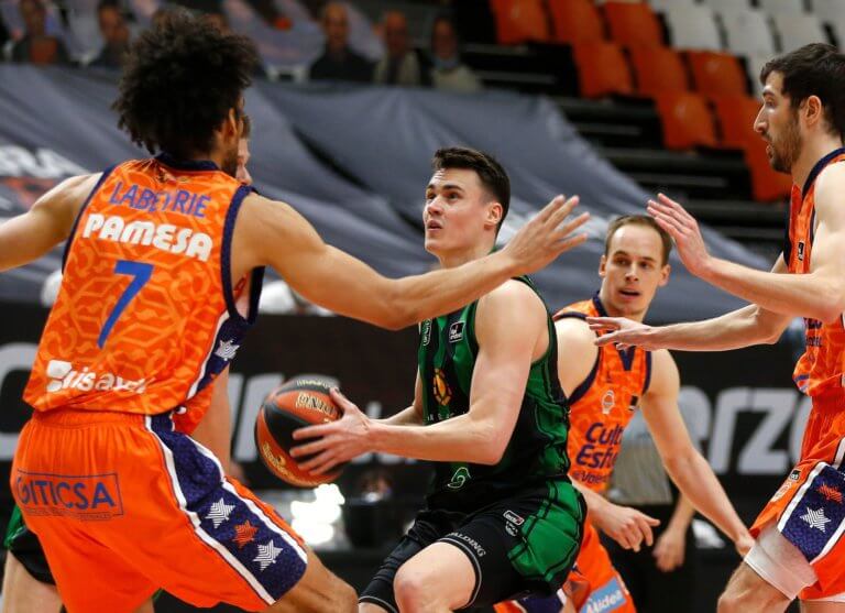 Victòria amb ‘average’ a La Fonteta (89-102)