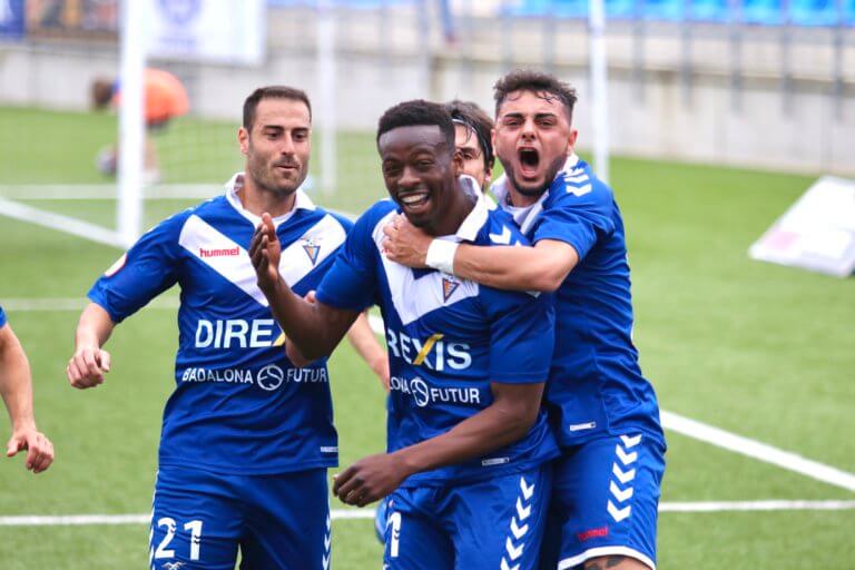 El Badalona s’aferra amb força a l’ascens des del punt de partida (4-1)