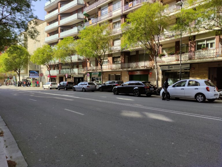 Avinguda President Companys: zona d’estacionament en doble filera