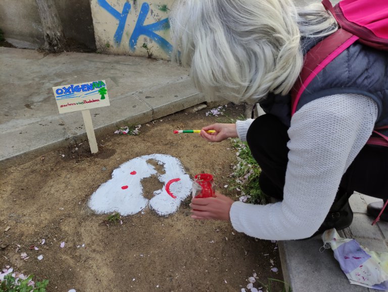Soques pintades i cartells per denunciar els arbres talats a Badalona
