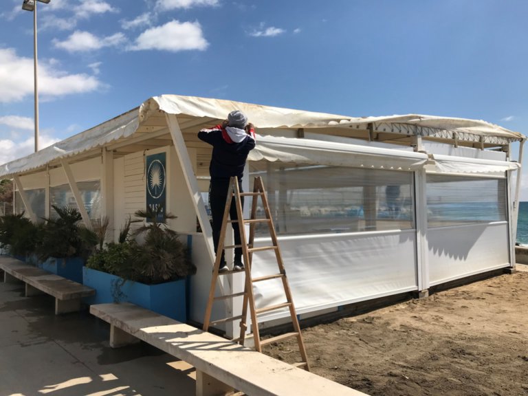 Comença la instal·lació de les guinguetes a les platges de Badalona