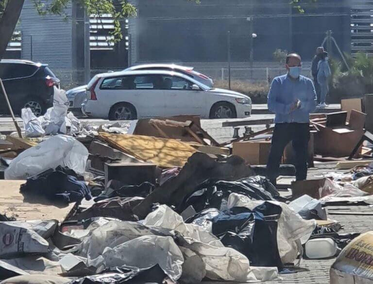 L’acumulació de brossa al carrer de les Cosidores continua sense solució