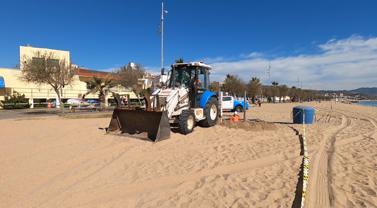 Les platges de Badalona es posen a punt per la temporada de bany