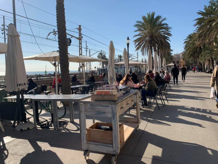 L’Ajuntament redueix en una hora l’horari de les terrasses de la façana marítima