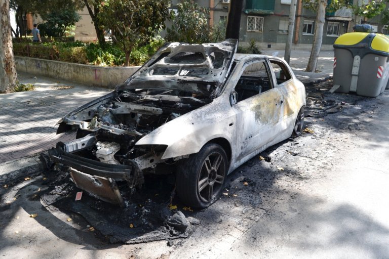 La Guàrdia Urbana deté una persona mentre incendiava un cotxe i contenidors a Sant Roc