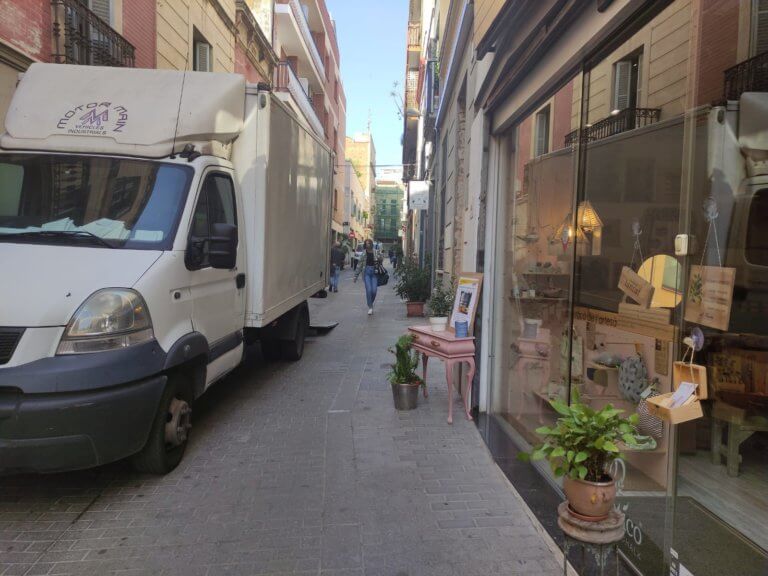 Caos de cotxes en hores puntes al centre de badalona
