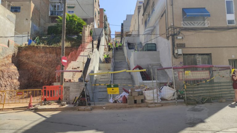 Els veïns de Sant Crist, descontents amb les escales mecàniques del carrer de Fortuny