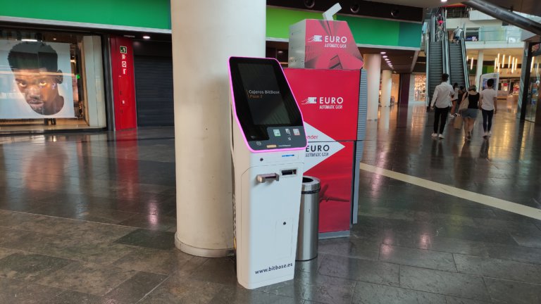 S’instal·la al Màgic el primer caixer de criptomonedes de Badalona